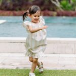 Yuanita Christiani Instagram - Adududuuhh... anak gadis pak Indra mulai banyak tingkah🤣 juara banget deh ini @sweet.escape jepretnya hahaha. Ini baru sebagian kecil, masih buanyaakk banget yang bikin gemes sampe pusing mau post yang mana, helep!🤣 Slide berapa yang paling gemoy?