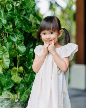 Yuanita Christiani Instagram - Adududuuhh... anak gadis pak Indra mulai banyak tingkah🤣 juara banget deh ini @sweet.escape jepretnya hahaha. Ini baru sebagian kecil, masih buanyaakk banget yang bikin gemes sampe pusing mau post yang mana, helep!🤣 Slide berapa yang paling gemoy?