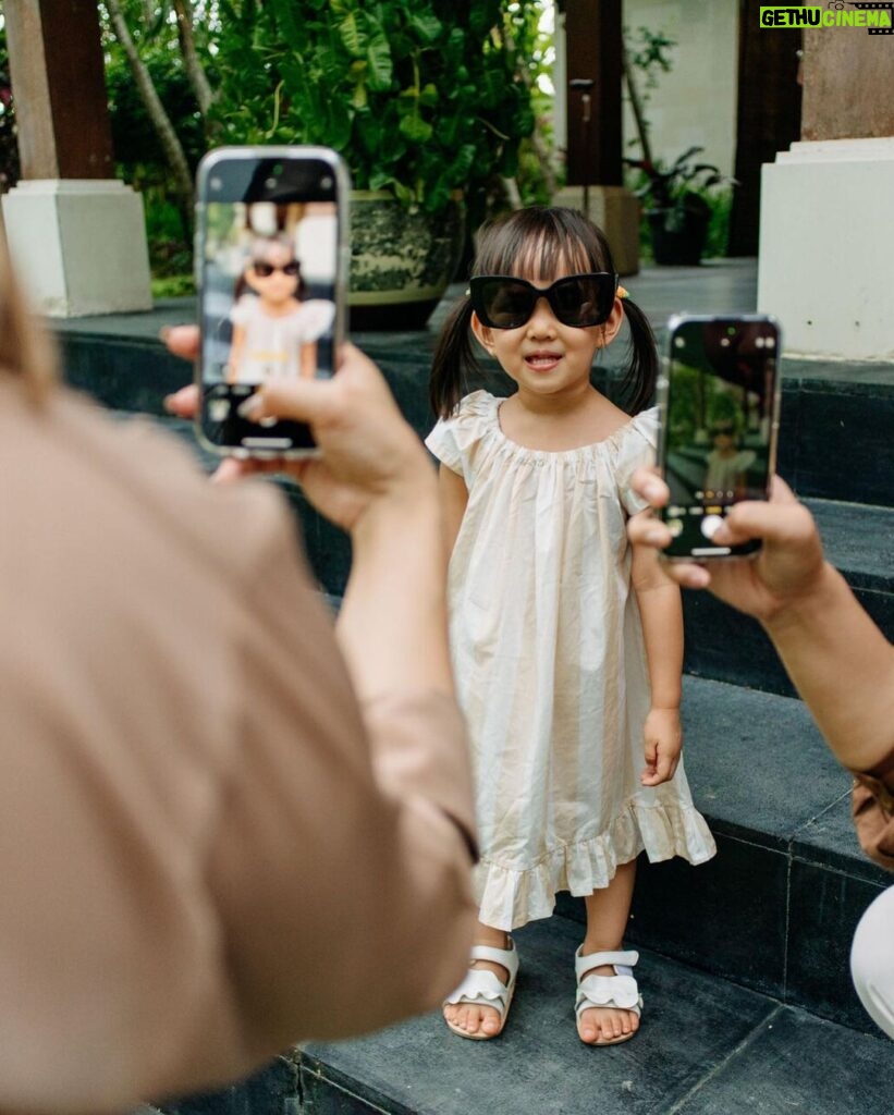 Yuanita Christiani Instagram - Adududuuhh... anak gadis pak Indra mulai banyak tingkah🤣 juara banget deh ini @sweet.escape jepretnya hahaha. Ini baru sebagian kecil, masih buanyaakk banget yang bikin gemes sampe pusing mau post yang mana, helep!🤣 Slide berapa yang paling gemoy?