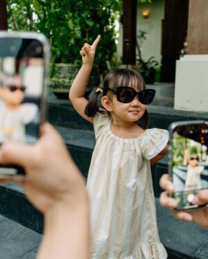 Yuanita Christiani Instagram - Adududuuhh... anak gadis pak Indra mulai banyak tingkah🤣 juara banget deh ini @sweet.escape jepretnya hahaha. Ini baru sebagian kecil, masih buanyaakk banget yang bikin gemes sampe pusing mau post yang mana, helep!🤣 Slide berapa yang paling gemoy?