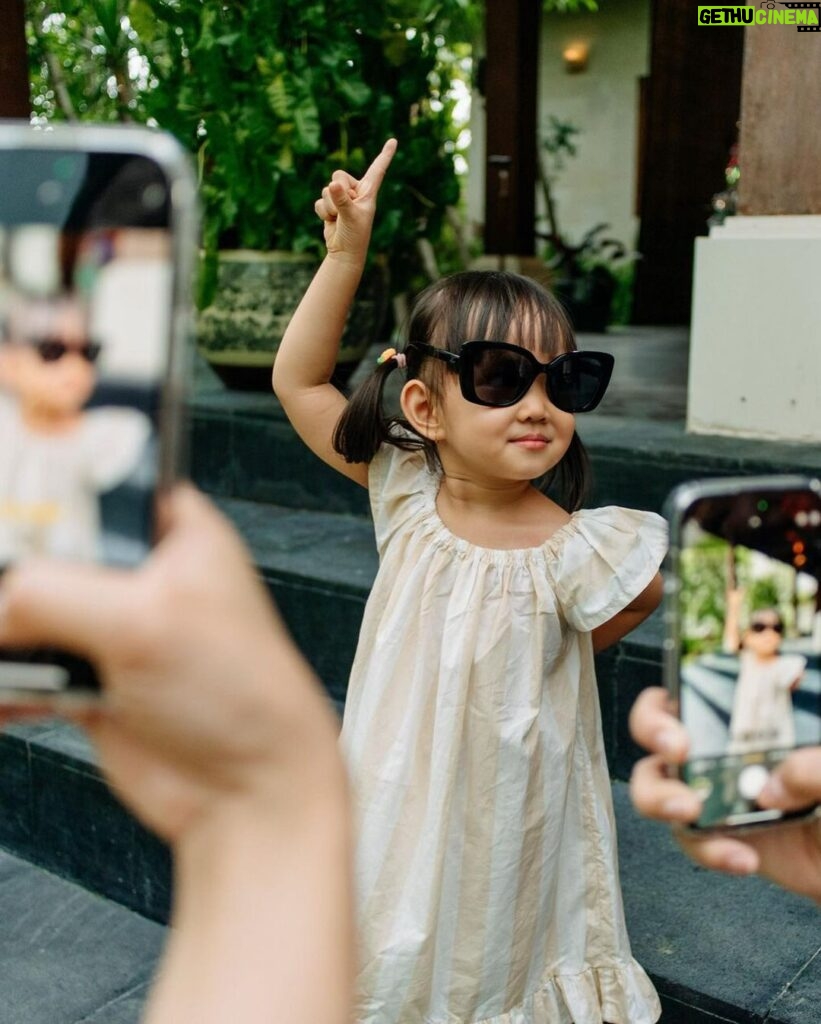 Yuanita Christiani Instagram - Adududuuhh... anak gadis pak Indra mulai banyak tingkah🤣 juara banget deh ini @sweet.escape jepretnya hahaha. Ini baru sebagian kecil, masih buanyaakk banget yang bikin gemes sampe pusing mau post yang mana, helep!🤣 Slide berapa yang paling gemoy?