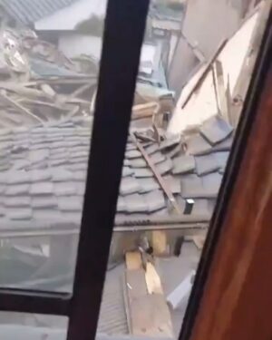 Yudi Tamashiro Instagram - Estou tão feliz com o que Deus tem feito em minha vida, contente por poder virar o ano em minha casa com minha família. Contudo, às 4:30 da manhã do dia 1, tudo mudou. Fiquei desesperado e triste ao saber o que estava acontecendo no Japão 🇯🇵 enquanto celebrávamos a virada aqui no Brasil. O Japão vive mais uma página de desespero.

No primeiro vídeo, vocês conseguem me ver gravando um treinamento para terremoto. No segundo vídeo, é possível ver todos os japoneses colocando em prática o que foi aprendido.

Ontem, o Japão enfrentou um terremoto de magnitude 7,6 com risco de tsunami, e eu aqui no Brasil, desesperado com minha família que mora no Japão.

Cada passo que dou e cada conquista que Deus me concede me fazem entender e sentir a necessidade de me preparar financeira e espiritualmente para me dedicar 100% à obra que Deus me mandou fazer no Japão. Meu coração queima por este país. Peço orações pelo Japão neste momento difícil. 🙌🏻❤️‍🔥🇯🇵

Assistir ao vídeo da preparação para o terremoto e depois vê-los colocando em prática o que foi treinado me fez compreender e aprender com os japoneses que quem não leva a sério a preparação está se preparando para o fracasso. 🇯🇵

JAPÃO, ESTAMOS EM ORAÇÃO 🙌🏻