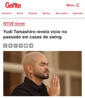 Yudi Tamashiro Instagram - Encarando mais um dia com matérias um pouco pesadas, só que desta vez não fui pego de surpresa, já imaginava que recortariam partes do meu testemunho para a mídia, numa tentativa de me envergonhar. 

No entanto, enxerguei essa situação de maneira positiva. É uma chance para aqueles que ainda não compreenderam o que Deus fez em minha vida. 

Convido você a acessar o (link da minha bio) e assistir ao meu testemunho completo.

A verdade é que nada escapa do controle de Deus. 
Hoje sou casado com meu primeiro amor @eumila e juntos estamos finalizando a reforma da nossa casa dos sonhos, experimento a paz que excede todo entendimento. Inclusive a minha esposa tbm teve sua vida transformada por Cristo.  Eu te convido a viver isso tbm 🙂

Assim que, se alguém está em Cristo, nova criatura é: as coisas velhas já passaram; eis que tudo se fez novo.
2 Coríntios 5:17 ❤️‍🔥