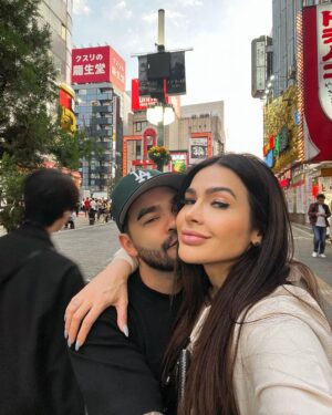 Yudi Tamashiro Instagram - ESSA GERAÇÃO NÃO SABE O QUE É UM AMOR DE QUARENTA GRAUS DE FEBRE 😂
Desde 1999 eu sonho em estar vivendo isso com você amor @eumila DEU CERTO ❤️