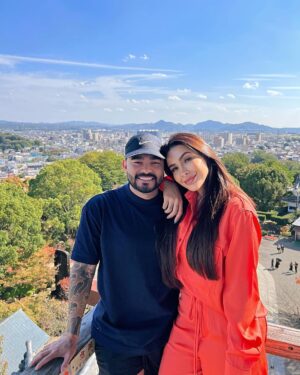 Yudi Tamashiro Instagram - E vamos vivendo…
E vamos crescendo…
E vamos envelhecendo…
E vamos lutando…
E vamos amando…
E vamos vencendo…
E vamos juntos…
Sempre juntos…

EU TE AMO @eumila ❤️🇯🇵