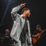 Yudi Tamashiro Instagram - As notícias e as manchetes dos jornais estão mostrando Quão próximo está o dia que Ele está voltando Não sei qual é o dia ou a hora, mas eu sei que Ele vai voltar Filhos estão contra pais Pais estão contra filhos Pessoas se matando O amor se esfriando Isso é um sinal que Jesus está voltando E a guerra só aumenta por causa de poder Pessoas na igreja que estão a se perder Mas agora eu vou contar Como naquele grande dia vai acontecer O céu vai se abrir O Noivo vai descer Pra buscar a Sua noiva adornada Jesus está chegando aí Todo olho há de ver Ele vai buscar a igreja preparada Ele vem Acima das nuvens Ele vem Saltando sobre os montes Ele vem A data não está marcada no calendário Mas eu estou preparado Porque Ele vem Prepara-te, Israel, porque Ele vem Ele vai rasgar o céu Eu sei que Ele vem Mas enquanto Ele não volta Eu vou adorando Pois eu sei que o meu Jesus está voltando ❤️‍🔥 Foz Do Iguaçu, Paraná