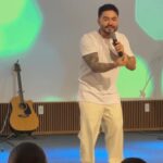 Yudi Tamashiro Instagram - Que noite extraordinária! Yudi transbordou em Porto Velho! Muitos jovens rendidos na presença de Deus, não tem preço! Gratidão @imwcalama prs. @prmarcelomarinho @dmarinho_ por toda recepção impecável como sempre! @upevent.br seu melhor evento é aqui! Hotel Slavieiro Porto Velho - Rondônia