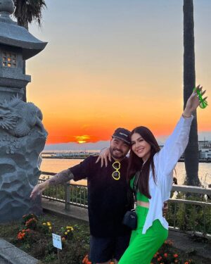 Yudi Tamashiro Instagram - ESSA GERAÇÃO NÃO SABE O QUE É UM AMOR DE QUARENTA GRAUS DE FEBRE 😂
Desde 1999 eu sonho em estar vivendo isso com você amor @eumila DEU CERTO ❤️