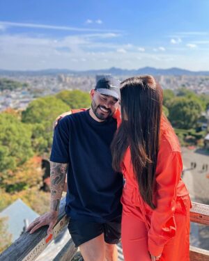 Yudi Tamashiro Instagram - E vamos vivendo…
E vamos crescendo…
E vamos envelhecendo…
E vamos lutando…
E vamos amando…
E vamos vencendo…
E vamos juntos…
Sempre juntos…

EU TE AMO @eumila ❤️🇯🇵