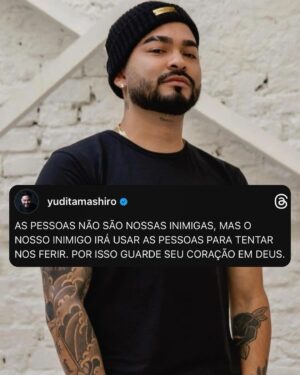 Yudi Tamashiro Instagram - Sobre tudo o que se deve guardar, guarda o teu coração, porque dele procedem as fontes da vida.” (Provérbios 4:23)

Não deixe a maldade do mundo te corromper. Não perca a esperança diante das tribulações. Recorra a Deus com fé e verdade quando estiver prestes a desistir e ceder às tentações. 

Ele te ouvirá e guardará o teu coração, que é fonte de vida, onde Ele habita dentro de ti.A bondade e o amor sempre se convertem em força e escudo contra o mal que vem de fora. 

Mantenha-se forte e preocupe-se em guardar os tesouros que realmente importam nos compartimentos da alma, onde só Deus é capaz de ir.❤️‍🔥