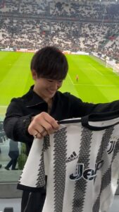 Yuki Tsunoda Instagram - Seeing your name on a Juventus shirt is always something special 🤍🖤 Allianz Stadium