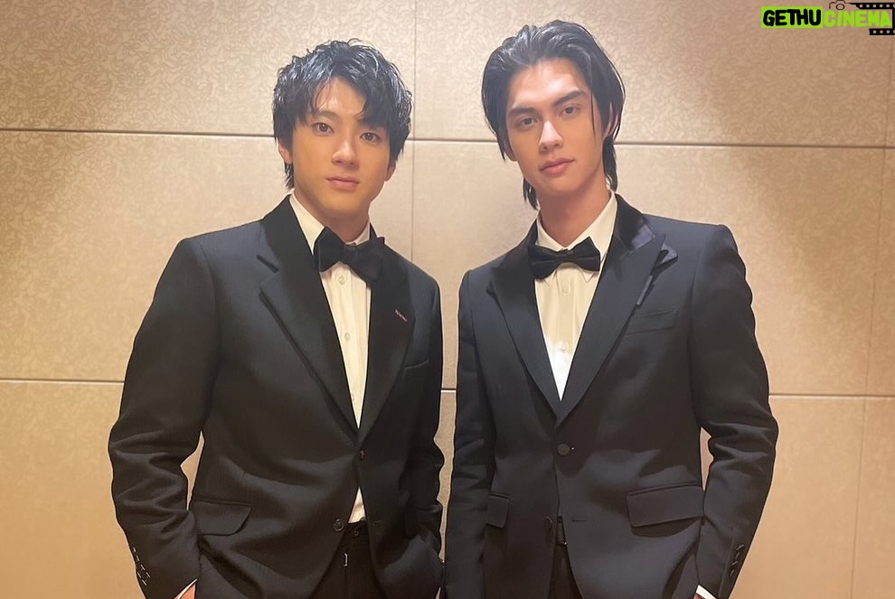 Yuki Yamada Instagram - ＜GQ MEN OF THE YEAR 2023＞ ありがとうございます この言葉に尽きます 撮った写真たちがすごい #吉田正尚 選手 #mrsgreenapple さん @mgaband #BRIGHT さん @bbrightvc 安藤サクラさんとも撮ったんですが 写真がブレちゃってて サクラさんすみません笑 普段はお願いしませんが 今日はお願いしちゃいました @gqjapan @gq @maisonmargiela