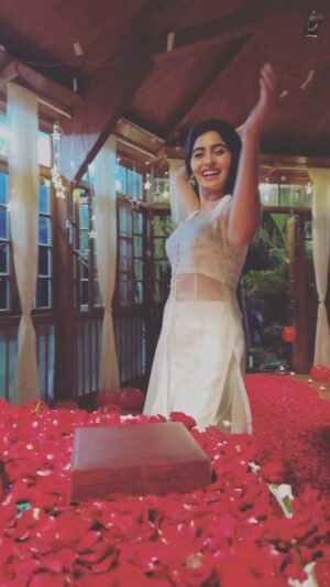 Yukti Kapoor Instagram - ♥️ 

🎥 @arpitsrivastava687 

#reels #reelitfeelit #reelkarofeelkaro #reelsinstagram #reelvideo #reelindia #punjabisongs #punjabi #trending #trendingreels #trendingsongs