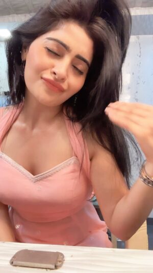 Yukti Kapoor Instagram - Because it’s #trending 💕 

#trendingreels #trendingsongs #reels #reelsinstagram #reelsvideo #reelitfeelit #reelkarofeelkaro #reelsviral