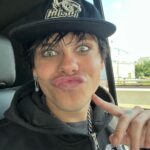 Yungblud Instagram - hi. how is ur thursday ??? im alive n i miss u all. been in spain n nyc workin on music. got the most crazy shit coming with sum friends. get ready it’s gonna be fookin mental. my favourite yet. also … i can’t wait to get back on tour ASIA I WILL SEE YOU SOON !!! also, also, also … im gonna face time 10 of you this sunday play sum new songs see if u fuck wiv em. drop 🖤🖤🖤’s on this and I’ll release names Saturday. love u. miss you family … blud. 🖤💕☠️⛓🔪🖤
