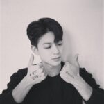 Yunhyeong Instagram - #헬렌켈러를 _찾습니다 조용한 어둠 속을 홀로 걸어가고 있는 시청각장애인 시각과 청각에 모두 장애가 있어 세상과 단절된 채 살아가는 시청각장애인을 찾는 것은 그들이 세상 밖으로 나갈 수 있는 첫 걸음이 됩니다. 촉수화와 점자를 사용하여 세상과 소통하는 시청각장애인을 떠올릴 수 있도록 손에 손글씨를 직접 적어 #헬렌켈러를_찾습니다 챌린지에 참여합니다 챌린지 참여는 우리 주변에 도움이 절실한 시청각장애인을 찾고 적절한 지원의 필요성을 알릴 수 있습니다 #밀알복지재단 #헬렌켈러센터 #시청각장애인 #촉수화 #점자 @kkkkkk_d1 @0_jun2yo @mokkeun
