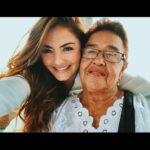 Yuri Vargas Instagram - 🎉🎉🎉🎉🎉🎂🎊🎁🎈Ella es mi abuela, mi motor ❤️🧓. La que me enseñó a no ponerle peros a la vida y a enfrentarla como venga. Mi abuela siempre tuvo un local en la Plaza Minorista de Medellín , a mi me encantaba que me llevaran a la minorista para cargar bolsas de todo lo que repartía a sus clientes, mezcladores de tinto, vasos, servilletas... Yo la veía con esa valentía y siempre quise ser como ella, amaba nuestras "rondas a repartir producto" y ella siempre a sus amigas les decía -"qué tal esta muchacha cómo le gusta cargar, no va a crecer por ayudarme" - y yo solo me reía y me sentía la campeona de la vida por ser el orgullo de mi abuela. Amé esos viajes a Rioacha a comprar mercancia, mi abuela y yo siempre hemos estado tan conectadas, que siempre le dijo a mi mamá que le hiciera papeles para yo ser su hija y eso no tiene precio, te amo profundamente, GRACIAS por existir y por acompañarnos en este camino, por enseñarnos a ser valientes, con actitud. A llorar, pero a la vez tener esa tenacidad para el camino, Te Amo abuela, feliz cumpleaños!