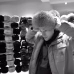 Yury Dud Instagram - Видео – нарезка из некоторых наших рекламных интеграций за последние годы. Мы никогда не стеснялись рекламы и всегда были благодарны тем, кто готов ее у нас размещать. Честно заработанные деньги дают независимость, а она – очень притягательная штука. В какой-то момент мы подумали: а почему бы каждую рекламную интеграцию не делать с той же энергией, что и основной ролик? Ну, хотя бы стараться. И начертили в своих головах такую схему (в ней – ничего революционного; на то, что так никто не делал раньше, не претендуем): в начале интеграции мы или показываем, или рассказываем зрителям что-то интересное, а они в благодарность за это не перематывают ее и смотрят до конца. Клиенту – внимание аудитории. Зрителю – интересное даже там, где далеко не всегда бывает интересно. Нам – кайф от того, что даже вроде как техническую часть контента можно делать органично, то есть с тем же интересом к миру вокруг нас. Возможно, к нам всегда стучались за рекламой в том числе, потому что или знали, или чувствовали все, что написано выше. Люди, захватившие в России власть, запретили тем, кого они называют иноагентами, размещать рекламу. Это значит, что компании, которые остаются в России, в ближайшее время не смогут быть нашими клиентами – даже если по-прежнему этого хотят. Неприятно и неудобно, но пока – не повод отчаиваться. В мире остается большое количество бизнесов, не имеющих никакой юридической связи с Россией – прекрасной страной, но все более безумным государством, которое еще одну категорию своих граждан подтвергает дискриминации (запрет рекламы иноагентам – это она и есть; кстати, напрямую противоречит Конституции). Если вы, ваши близкие или ваши друзья – из такого бизнеса, если вам (или им) нужна активная, платежеспособная аудитория и авторы, которым нравится делать рекламу, то пишите вот сюда: anlyalin@gmail.com