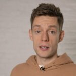 Yury Dud Instagram - Этой осенью появилось очередное доказательство: в России – регулярно и в огромном количестве – пытают людей. Проект Gulagu.net опубликовал видео, на которых заключенных российских тюрем жестоко избивают и подвергают сексуальному насилию. Подробно о том, как этот видеоархив появился, можно увидеть на самом Gulagu.net, а также на каналах BBC и Ксении Собчак. Однако широкого общественного резонанса это не вызвало. Возможно, из-за того, что далеко не все могут с сочувствием относиться к тем, кто находится в местах лишения свободы. Но так вышло, что пытки – это угроза даже для тех из нас, кто не то что никогда не сидел в тюрьме – никогда не имел проблем с законом. Так вышло, что в России ты днем можешь заниматься своими делами, вечером – обнаружить себя в отделении полиции привязанным к стулу, а с утра – сознаваться в преступлении, которого не совершал. В выпуске, который вы сейчас увидите, акцент сделан именно на этом: как пытают людей – часто ни в чем не виновных – в российской полиции. Как именно и почему пытают? Как жить после того, как ты подвергся пыткам? Что за люди уже много лет этому противостоят? И главное: есть ли хоть какой-то шанс, что в ближайшее время такого беспредела в России станет меньше? Ссылка – в профиле. Вперед.