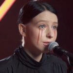 Yury Dud Instagram - Поскольку эта неделя – в некотором смысле про Беларусь, не могу не поделиться. Пока монтировали Комиссаренко, наткнулся на песню «Месяц» (на русском языке). Оказалось, что 1. это минская певица Palina @repolinare, 2. у песни есть версия и видео на белорусском (Palina здесь в черном платье, в красном – еще одна певица из Беларуси @ketevan_asratashvili). По-моему, очень красиво. Хотя и грустно - тоже очень