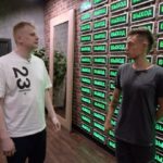 Yury Dud Instagram - Слава @slavakomissarenko – автор главной комедии про белорусские протесты («Чык-чырык») и новый герой «вДудя». Большой выпуск о том, как иногда приходится перезапускать не только карьеру, но и жизнь. Ссылка – в профиле, велкоме!