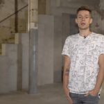 Yury Dud Instagram - Режиссер Владимир Меньшов за свою жизнь снял всего 5 фильмов, но этого было достаточно, чтобы навсегда остаться в истории. Две его работы – «Москва слезам не верит» и «Любовь и голуби» – абсолютно великие: у одной из них есть Оскар, у обеих – колоссальная народная любовь. Гораздо сложнее все получилось с комедией «Ширли-мырли»: она вышла в 1995 году и многими оказалась непонятой. Грубые шутки, диковатый сюжет, ощущение тотального хаоса – все это давало повод называть фильм дурновкусием и считать, что мастер ошибся. Нам с Даней Туровским такое отношение к «Ширли-мырли» всегда казалось несправедливым. В нашем представлении это – недооцененный шедевр, один из главных фильмов 90-х и важнейшая глава энциклопедии русской жизни. Чтобы попробовать эту несправедливость исправить, мы и сняли этот выпуск. Важно: внутри – много спойлеров. При этом если вы не смотрели «Ширли-мырли», не факт, что это видео помешает дальнейшему просмотру кино: весь кайф там не столько в сюжете. Снимать этот выпуск мы начали еще в августе. Осенью актер Валерий Гаркалин оказался в больнице и был переведен на аппарат ИВЛ. Когда я записываю эту подводку, приходят новости о том, что ему стало лучше. Валерий Борисович, мы держим кулаки за то, чтобы вы выкарабкались и вернулись к работе. Вы – блистательный артист, и в ближайшие полтора, кажется, все смогут в этом убедиться. Вперед! (ссылка – в профиле)