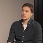 Yury Dud Instagram - У журналиста Романа Анина (писал про панамские оффшоры чиновников, многомиллионную недвижимость силовиков и их связи с криминальным миром, стремительное обогащение людей из окружения Владимира Путина) обыскивают квартиру и изымают технику. Сейчас он свидетель по уголовному делу, но в любой момент может стать обвиняемым. У журналистов издания @doxa_journal (пишут о политическом преследовании молодых людей, домогательствах преподавателей к студентам) обыскивают квартиры и офис; им предъявляют обвинение в вовлечении несовершеннолетних в протесты (это уголовная статья) и назначают запрет определенных действий на два месяца (запрет, почти не отличимый от домашнего ареста). В одном из осенних выпусков «вДудя» Светлана Прокопьева из Пскова очень просто и очень точно сформулировала суть работы журналиста: «Ну это как с дворника спрашивать. Вот он подмел улицу – стали трещины видны на асфальте. Негодяй. Под песком было невидно. Его работа – подметать улицу, наша работа – распространять информацию». Поэтому если вдруг вы думаете, что репрессии, которыми государство взялось за журналистов независимых медиа на этой неделе, это проблемы Королевства Садового Кольца, просто перечитайте цитату выше. И представьте, что будет если вдруг абсолютно все перестанут замечать мусор вокруг. В какой-то момент он превратится в горы, а затем – все вокруг обернется зловонной и непригодной для жизни помойкой. Сделал перевод коллегам из «Доксы» и «Важных историй». Всем, кто тоже захочет их поддержать: ссылка на донаты «Важным историям» есть у них в инстаграме @istories.media, ссылку на донаты «Доксе» я прикрутил в свой профиль