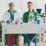 Yury Dud Instagram - Кореша из @adidasrussia провели ликбез по озеленению. Теперь чуть лучше понимаю, что скрывается за фразой «сделано из переработанного пластика» и как получилась новая экологичная линейка кроссов Stan Smith