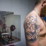Yury Dud Instagram - Обложка нашего последнего выпуска сделана фотографом Евгением Фельдманом. Пока мы монтировали, случилась еще одна грустная рифма: Фельдман объявил об отъезде из России (на всякий случай: он гражданин России, НЕ Беларуси). Почему так произошло – можно почитать у него в инстаграме @evgenyfeldman, там подробное (и, к сожалению, довольно логичное) объяснение об опасении преследований. В карусели выше – некоторые фото Фельдмана. 1. Москва, 2019, митинг за допуск независимых кандидатов на выборы. 2. Петербург, 2015, качалка 3. Москва, 2013, кампания Навального перед выборами мэра Москвы 4. Москва, 2017, Спартак становится чемпионом 5. Даллас, США, 2016, авиашоу 6. полигон Алабино под Москвой, 2015 7. Киров, 2013, задний двор городского суда 8. Минск, Беларусь, 2020 9. Москва, 2019, акция в поддержку независимых кандидатов на выборы 10. Москва, суд по аресту Алексея Гаскарова по Болотному делу (слева – его невеста Анна)