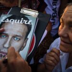 Yury Dud Instagram - Обложка нашего последнего выпуска сделана фотографом Евгением Фельдманом. Пока мы монтировали, случилась еще одна грустная рифма: Фельдман объявил об отъезде из России (на всякий случай: он гражданин России, НЕ Беларуси). Почему так произошло – можно почитать у него в инстаграме @evgenyfeldman, там подробное (и, к сожалению, довольно логичное) объяснение об опасении преследований. В карусели выше – некоторые фото Фельдмана. 1. Москва, 2019, митинг за допуск независимых кандидатов на выборы. 2. Петербург, 2015, качалка 3. Москва, 2013, кампания Навального перед выборами мэра Москвы 4. Москва, 2017, Спартак становится чемпионом 5. Даллас, США, 2016, авиашоу 6. полигон Алабино под Москвой, 2015 7. Киров, 2013, задний двор городского суда 8. Минск, Беларусь, 2020 9. Москва, 2019, акция в поддержку независимых кандидатов на выборы 10. Москва, суд по аресту Алексея Гаскарова по Болотному делу (слева – его невеста Анна)
