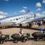Yury Dud Instagram - Обложка нашего последнего выпуска сделана фотографом Евгением Фельдманом. Пока мы монтировали, случилась еще одна грустная рифма: Фельдман объявил об отъезде из России (на всякий случай: он гражданин России, НЕ Беларуси). Почему так произошло – можно почитать у него в инстаграме @evgenyfeldman, там подробное (и, к сожалению, довольно логичное) объяснение об опасении преследований. В карусели выше – некоторые фото Фельдмана. 1. Москва, 2019, митинг за допуск независимых кандидатов на выборы. 2. Петербург, 2015, качалка 3. Москва, 2013, кампания Навального перед выборами мэра Москвы 4. Москва, 2017, Спартак становится чемпионом 5. Даллас, США, 2016, авиашоу 6. полигон Алабино под Москвой, 2015 7. Киров, 2013, задний двор городского суда 8. Минск, Беларусь, 2020 9. Москва, 2019, акция в поддержку независимых кандидатов на выборы 10. Москва, суд по аресту Алексея Гаскарова по Болотному делу (слева – его невеста Анна)