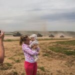 Yury Dud Instagram - Обложка нашего последнего выпуска сделана фотографом Евгением Фельдманом. Пока мы монтировали, случилась еще одна грустная рифма: Фельдман объявил об отъезде из России (на всякий случай: он гражданин России, НЕ Беларуси). Почему так произошло – можно почитать у него в инстаграме @evgenyfeldman, там подробное (и, к сожалению, довольно логичное) объяснение об опасении преследований. В карусели выше – некоторые фото Фельдмана. 1. Москва, 2019, митинг за допуск независимых кандидатов на выборы. 2. Петербург, 2015, качалка 3. Москва, 2013, кампания Навального перед выборами мэра Москвы 4. Москва, 2017, Спартак становится чемпионом 5. Даллас, США, 2016, авиашоу 6. полигон Алабино под Москвой, 2015 7. Киров, 2013, задний двор городского суда 8. Минск, Беларусь, 2020 9. Москва, 2019, акция в поддержку независимых кандидатов на выборы 10. Москва, суд по аресту Алексея Гаскарова по Болотному делу (слева – его невеста Анна)