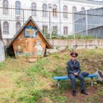 Yury Dud Instagram - Обложка нашего последнего выпуска сделана фотографом Евгением Фельдманом. Пока мы монтировали, случилась еще одна грустная рифма: Фельдман объявил об отъезде из России (на всякий случай: он гражданин России, НЕ Беларуси). Почему так произошло – можно почитать у него в инстаграме @evgenyfeldman, там подробное (и, к сожалению, довольно логичное) объяснение об опасении преследований. В карусели выше – некоторые фото Фельдмана. 1. Москва, 2019, митинг за допуск независимых кандидатов на выборы. 2. Петербург, 2015, качалка 3. Москва, 2013, кампания Навального перед выборами мэра Москвы 4. Москва, 2017, Спартак становится чемпионом 5. Даллас, США, 2016, авиашоу 6. полигон Алабино под Москвой, 2015 7. Киров, 2013, задний двор городского суда 8. Минск, Беларусь, 2020 9. Москва, 2019, акция в поддержку независимых кандидатов на выборы 10. Москва, суд по аресту Алексея Гаскарова по Болотному делу (слева – его невеста Анна)