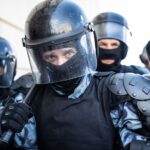 Yury Dud Instagram - Обложка нашего последнего выпуска сделана фотографом Евгением Фельдманом. Пока мы монтировали, случилась еще одна грустная рифма: Фельдман объявил об отъезде из России (на всякий случай: он гражданин России, НЕ Беларуси). Почему так произошло – можно почитать у него в инстаграме @evgenyfeldman, там подробное (и, к сожалению, довольно логичное) объяснение об опасении преследований. В карусели выше – некоторые фото Фельдмана. 1. Москва, 2019, митинг за допуск независимых кандидатов на выборы. 2. Петербург, 2015, качалка 3. Москва, 2013, кампания Навального перед выборами мэра Москвы 4. Москва, 2017, Спартак становится чемпионом 5. Даллас, США, 2016, авиашоу 6. полигон Алабино под Москвой, 2015 7. Киров, 2013, задний двор городского суда 8. Минск, Беларусь, 2020 9. Москва, 2019, акция в поддержку независимых кандидатов на выборы 10. Москва, суд по аресту Алексея Гаскарова по Болотному делу (слева – его невеста Анна)