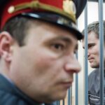 Yury Dud Instagram - Обложка нашего последнего выпуска сделана фотографом Евгением Фельдманом. Пока мы монтировали, случилась еще одна грустная рифма: Фельдман объявил об отъезде из России (на всякий случай: он гражданин России, НЕ Беларуси). Почему так произошло – можно почитать у него в инстаграме @evgenyfeldman, там подробное (и, к сожалению, довольно логичное) объяснение об опасении преследований. В карусели выше – некоторые фото Фельдмана. 1. Москва, 2019, митинг за допуск независимых кандидатов на выборы. 2. Петербург, 2015, качалка 3. Москва, 2013, кампания Навального перед выборами мэра Москвы 4. Москва, 2017, Спартак становится чемпионом 5. Даллас, США, 2016, авиашоу 6. полигон Алабино под Москвой, 2015 7. Киров, 2013, задний двор городского суда 8. Минск, Беларусь, 2020 9. Москва, 2019, акция в поддержку независимых кандидатов на выборы 10. Москва, суд по аресту Алексея Гаскарова по Болотному делу (слева – его невеста Анна)