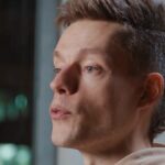 Yury Dud Instagram - В начале 2022 года один из наших недавних героев – комик Слава Комиссаренко – заявил об отъезде из России. По его информации, за ним в Москву выдвинулись сотрудники КГБ, чтобы силой доставить в Минск. Поскольку так уже не раз делали с белорусами, укрывавшимися в России, Комиссаренко уехал. 2021-й был объявлен в Беларуси годом большой мести. За это время там принудительно сажали самолет, выносили невероятные приговоры конкурентам Лукашенко на выборах; отправляли в тюрьму за комментарии в интернете; ввели практику принудительных публичных извинений. В результате за последние годы страну покинуло огромное количество людей. Точной статистики не существует, но, по некоторым оценкам, речь о 200 000 человек – это как если бы из России уехали 3 000 000. Путешествуя по миру, мы регулярно встречали белорусов, которые лишились родины – и их истории пронзали насквозь. Причем это далеко не только творческая молодежь, которую принято считать двигателем протестов. Среди них – инженеры, военные, работники больниц и поликлиник, пенсионеры. В ютубе есть фильм «Страна в изгнании» – его сняла журналистка «Дождя» @masha_borzo. Это замечательная работа, мы очень рекомендуем ее посмотреть, но она именно про то, как Беларусь прожила год с момента выборов. Наш выпуск – скорее, о том, как белорусская эмиграция осваивается на новых местах. Мы пообщались с белорусами разных профессий, возраста и достатка с двумя основными целями: 1. Исследовать, как это – вынужденно оставить свой дом? Причем, оставить надолго, а, возможно, и навсегда. 2. Понять: могут ли репрессии в России достигнуть такого же уровня, который мы наблюдаем в сегодняшней Беларуси? Ссылка – в профиле, вперед!