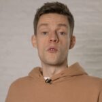 Yury Dud Instagram - Этой осенью появилось очередное доказательство: в России – регулярно и в огромном количестве – пытают людей. Проект Gulagu.net опубликовал видео, на которых заключенных российских тюрем жестоко избивают и подвергают сексуальному насилию. Подробно о том, как этот видеоархив появился, можно увидеть на самом Gulagu.net, а также на каналах BBC и Ксении Собчак. Однако широкого общественного резонанса это не вызвало. Возможно, из-за того, что далеко не все могут с сочувствием относиться к тем, кто находится в местах лишения свободы. Но так вышло, что пытки – это угроза даже для тех из нас, кто не то что никогда не сидел в тюрьме – никогда не имел проблем с законом. Так вышло, что в России ты днем можешь заниматься своими делами, вечером – обнаружить себя в отделении полиции привязанным к стулу, а с утра – сознаваться в преступлении, которого не совершал. В выпуске, который вы сейчас увидите, акцент сделан именно на этом: как пытают людей – часто ни в чем не виновных – в российской полиции. Как именно и почему пытают? Как жить после того, как ты подвергся пыткам? Что за люди уже много лет этому противостоят? И главное: есть ли хоть какой-то шанс, что в ближайшее время такого беспредела в России станет меньше? Ссылка – в профиле. Вперед.
