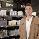 Yury Dud Instagram - КОНКУРС! Путешествия помогают перезагрузиться и найти новые возможности – даже когда вокруг они стремительно сокращаются. Поэтому в этот раз вместе с @letoile_official мы разыгрываем 5 поездок для всей семьи в Красную Поляну. А еще – много полезных аксессуаров для путешествий от @boss. Для участия в конкурсе необходимо купить любой аромат BOSS в магазинах Л’Этуаль или на сайте letu.ru с 1 по 31 декабря и зарегистрировать чек на сайте LETU.RU. Все детали - по ссылке в шапке профиля и в аккаунте @letoile_official. #BOSSBottled #ManOfToday