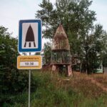 Yury Dud Instagram - В Братске (Иркутская область, 5 часов лета от Москвы) снова идет стритарт-фестиваль «Один за всех». Концепция – простая и гениальная: художники из самых разных стран готовят эскизы специально для фестиваля и присылают Григорию Шарову @etosharov, художнику и организатору, а тот или рисует, или строит эти работы в городе. Ни с кем их при этом не согласовывая. В галерее выше – просто прекрасное из двух последних фестивалей. Для удобства вот авторы прекрасного: «Дышать не легче» – @misha_marker (Петербург). Парень на доме – @alexsenna (Бразилия). Футбольная парковка – @vlady_art (Италия). Олень в проводах - @zoomstreetart (Москва). «Нарисуй по-братски» – @fruktyvrukty (Пермь). Ракета – @miguelmarquezoutside (Австралия). Работа спилена неизвестными на следующее утро. Сердце из фанеры – @oakoak_street_art (Франция). Работа уничтожена местными жителями на следующее утро. Лавка со строительным уровнем – @a11c1ear (Екатеринбург). Шаров говорит, что на стеб над проваленным асфальтом администрация отреагировала интересно: лавку вытащили из ямы, но провал не заделали. Отличный пример того, что даже небольшими ресурсами жизнь вокруг можно делать чуть интереснее. #заебись