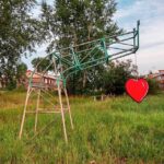 Yury Dud Instagram - В Братске (Иркутская область, 5 часов лета от Москвы) снова идет стритарт-фестиваль «Один за всех». Концепция – простая и гениальная: художники из самых разных стран готовят эскизы специально для фестиваля и присылают Григорию Шарову @etosharov, художнику и организатору, а тот или рисует, или строит эти работы в городе. Ни с кем их при этом не согласовывая. В галерее выше – просто прекрасное из двух последних фестивалей. Для удобства вот авторы прекрасного: «Дышать не легче» – @misha_marker (Петербург). Парень на доме – @alexsenna (Бразилия). Футбольная парковка – @vlady_art (Италия). Олень в проводах - @zoomstreetart (Москва). «Нарисуй по-братски» – @fruktyvrukty (Пермь). Ракета – @miguelmarquezoutside (Австралия). Работа спилена неизвестными на следующее утро. Сердце из фанеры – @oakoak_street_art (Франция). Работа уничтожена местными жителями на следующее утро. Лавка со строительным уровнем – @a11c1ear (Екатеринбург). Шаров говорит, что на стеб над проваленным асфальтом администрация отреагировала интересно: лавку вытащили из ямы, но провал не заделали. Отличный пример того, что даже небольшими ресурсами жизнь вокруг можно делать чуть интереснее. #заебись