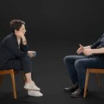 Yury Dud Instagram - «Большая проблема со всем этим «русским миром» состоит в том, что это – пустая идея. Империя должна что-то нести. «Русский мир» не несет ничего. Никаких вариантов, никаких перспектив культурного развития, там нет ничего. Любой человек, заинтересованный в распространении русского влияния, понимает, что позиция страны достигается с помощью достижения какой-то гегемонии. Под гегемонией понимается ситуация, когда страна что-то предлагает, что для других кажется привлекательным – они начинают включаться в это, верить в это и распространять. В России это в какой момент просто отрезало. Это простая идея, что людей не надо завоевывать пушками, что им нужно что-то предлагать, как-то перестала появляться во множестве голов. Ну, потому что, видимо, она несовместима с этой фундаментальной обидой на весь мир. Потому что надо начать кого-то слышать. Нужно понять, как ты можешь с ним найти общий язык; что его реально волнует; как ты можешь ему что-то предложить в ответ на то, что его волнует. Все это перестало быть всем интересно. И осталась только грубая сила. С помощью грубой силы никакой мир построить невозможно». Социолог Григорий Юдин – человек, который не просто предсказал войну, но и то, какую реакцию она вызовет в нашем обществе. Если сейчас перечитывать его текст, опубликованный за 17-18 часов до вторжения (легко найти, если загуглить «Это война будет самой бессмысленной из всех войн в нашей истории»), кровь стынет в жилах. Юдин – гость многих эфиров, монолог выше – из интервью @catherinagordeeva. Ну и «Скажи Гордеевой», на мой взгляд, с большим отрывом лучшее российское ютуб-шоу этого года. Очень рекомендую и смотреть, и подписываться, если вы еще не.