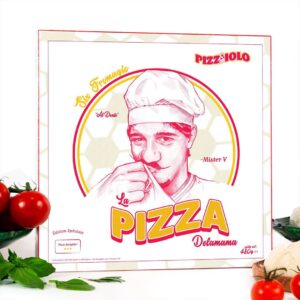 Mister V Instagram - ELLES SONT LÀ ! Mes 2 nouvelles pizzas sont désormais dans ton supermarché Carrefour, Auchan ou Leclerc le plus proche ! 

2 nouvelles saveurs : BOLO DI MOZZA et la VÉGÉTARIENO, deux classiques 100% DELAMAMA

Et c’est pas tout, à l’occasion de la Copa Di Mondo ⚽️ Retrouve des boîtes inédites en édition limitée spécialement en hommage à ce sport qui a bercé l’enfance de Kévino Delamama. 

D’autres surprises arrivent, mais en attendant, on se retrouve au rayon surgelé. 

Ah oui, et clique sur le lien dans ma bio, pour y découvrir le spot publicitaire 🍕

Pizzament votre,
Kévino.