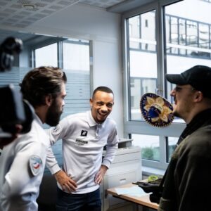 Mister V Instagram - LA POLICE 3 est sorti il y a deux jours et putain qu’est-ce que c’est bon de vous retrouver. On s’est tué de rire à l’écrire et encore + à la jouer. 

Merci à tous ❤️ 
📸 @samuel_nogues 

Le lien de la vidéo est dans ma bio.