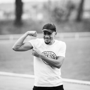 Mister V Instagram - LA POLICE 3 est sorti il y a deux jours et putain qu’est-ce que c’est bon de vous retrouver. On s’est tué de rire à l’écrire et encore + à la jouer. 

Merci à tous ❤️ 
📸 @samuel_nogues 

Le lien de la vidéo est dans ma bio.