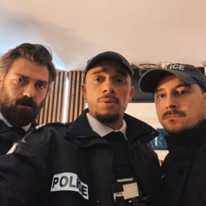 Mister V Instagram - LA POLICE 3 est sorti il y a deux jours et putain qu’est-ce que c’est bon de vous retrouver. On s’est tué de rire à l’écrire et encore + à la jouer. 

Merci à tous ❤️ 
📸 @samuel_nogues 

Le lien de la vidéo est dans ma bio.