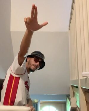 Mister V Instagram - OG de grand-mère en petit-fils #MonteEscalierGang #Stanna4Life #0a100En12Minutes #ArgentSaleIssuDuCommerceInternationalDeC #ElleADeuxUzis #PabloEscobarLASurnommaitLaChicaDeLaPinaColadaDeLaLunaEmpezamos