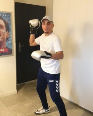 Mister V Instagram - Confinement ou pas, la pratique du sport (de combat) continue // @lekemar merci pour les exos