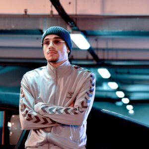 Mister V Instagram - Douceur, élégance et volupté, trois mots décrivant parfaitement la collection SS20 de @hummel_fr dispo chez @courir #LeModelEstEgalementTresCharismatique 📸 @misterfifou / @igclaura