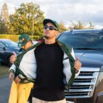 Yvick Letexier Instagram - Je n’ai pas assez de mots dans mon vocabulaire pour décrire toute l’émotion ressentie au cours de cet évènement. Le @gp_explorer est sans doute rentré dans le top 3 des plus folles expériences de ma vie. Je n’étais pas forcément coutumier des sports auto, je ne roule pas forcément très vite sur le boulevard périphérique parisien, je préfère boire que conduire, et pourtant me voici devenu le temps d’une journée un pilote qui court sur le mythique circuit du Mans. Alors pour tout ça, merci @xsqueezie et toutes ses équipes chez @bump_fr / @gp_explorer qui ont fait un taff de foufou depuis un an. Merci à la FFSA (Pierre, Gilbert, Christophe) qui nous ont appris à conduire des engins non homologués sur la rocade en un temps record. Merci à tous les mécanos, les ingés, les commissaires de pistes, et tous les gens réunis pour que ce spectacle ait lieu dans la sécurité et dans le respect des règles du sport auto (mon équipe sûre Fred x2, Thomas et Gwen). Bravo à tous mes homologues pilotes d’une journée avec qui j’ai passé des moments dingues. De très belles rencontres qui annoncent de belles collaborations pour la suite, pour sûr. S/o tout particulier à mon équipe composée des frérots @theojuice_ @faidhadji @fabienfaure @lonymoon.rose @louis.gtr_ @florapouillet Un grand merci également à @aurelienpanis qui m’a coaché et prêté son simu perso 😍🏎️ Évidemment grosse force à @maxime.biaggi et @allonsrider 💚 Mais surtout merci à vous, sur place comme à distance, d’avoir envoyé autant d’amour. Ça fait du bien au niveau du coeur situé dans mon corps ❤️ Yvick aka Mister Vitesse aka Mister VVIIème place aka Michel Vaillant aka Mister Vroum 🔥 @gp_explorer 🏎️💚💛🖤 Le Mans Circuit Bugatti
