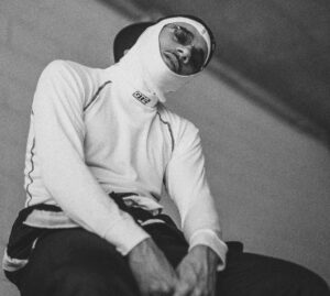 Mister V Instagram - Très heureux de faire parti de l’élite du pilotage automobile français en participant au GP EXPLORER 2 qui se déroulera le 9 septembre prochain sur le circuit du Mans et sera retransmis sur Twitch, cette phrase est longue.

J’ai rarement montré cette facette de moi, mais je suis très très fort pour conduire des voitures …

Je n’en dis pas + sinon vous n’allez pas regarder car vous serez convaincu de ma victoire, et ça c’est pas sport pour les autres (qui sont nuls).

Je serai accompagné d’un autre pilote pro en la personne de @theojuice_ qui connait très bien les voitures, notamment les bleus.

Je vous laisse, je dois faire un go fast.

Yvick aka Mister Vitesse aka Mister Voiture aka Mister Victoire (et oui, tout était prévu d’avance)

Grand merci à @xsqueezie pour l’invitation et à la FFSA de nous laisser pratiquer tout ça. 

📸 @faidhadji @nicolaspaulmier @markerprod